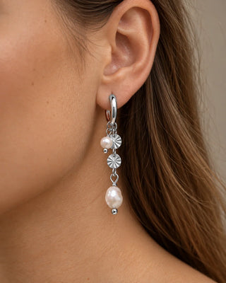 Sunburst Freshwater Pearl Örhängen – pärlhalsband, bild 4 | Callisto Jewellery
