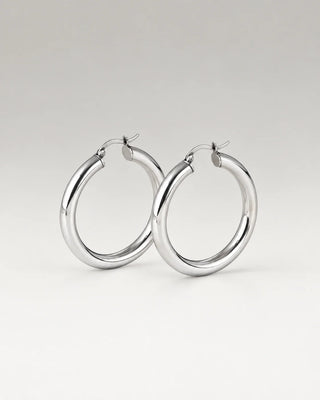 Silverfärgade creoler – Round Hoops i silverfärg | Callisto Jewellery